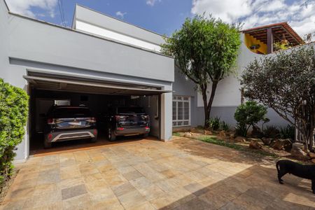 Casa à venda com 333m², 4 quartos e 4 vagasGaragem