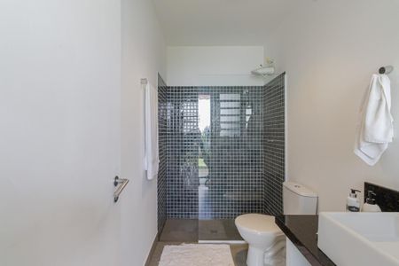 Casa à venda com 333m², 4 quartos e 4 vagasBanheiro de serviço