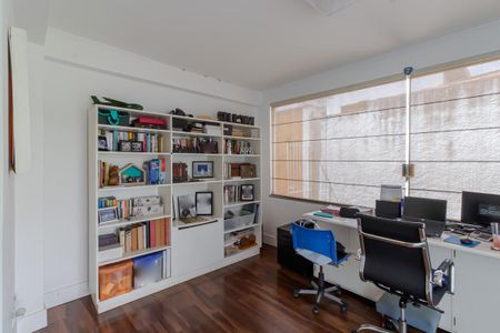 Casa à venda com 333m², 4 quartos e 4 vagasEscritório