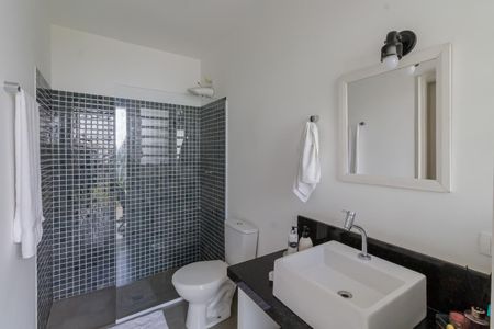 Casa à venda com 333m², 4 quartos e 4 vagasBanheiro de serviço