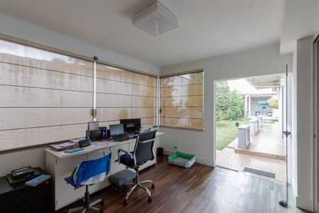Casa à venda com 333m², 4 quartos e 4 vagasEscritório