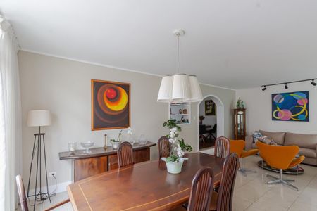 Casa à venda com 333m², 4 quartos e 4 vagasSala