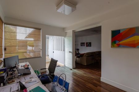 Casa à venda com 333m², 4 quartos e 4 vagasEscritório