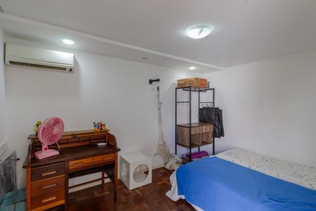 Casa à venda com 333m², 4 quartos e 4 vagasQuarto de Serviço