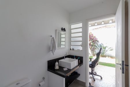 Casa à venda com 333m², 4 quartos e 4 vagasBanheiro de serviço