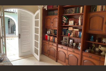 Casa à venda com 5 quartos, 200m² em Pendotiba, Niterói