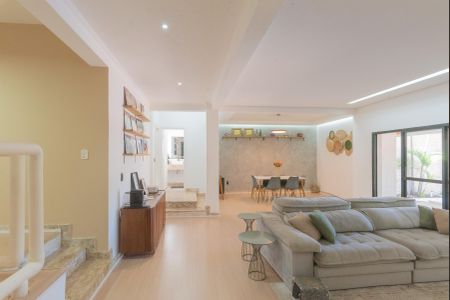 Casa de condomínio à venda com 390m², 4 quartos e 2 vagas Casa de condomínio à venda com 390m², 4 quartos e 2 vagasSala