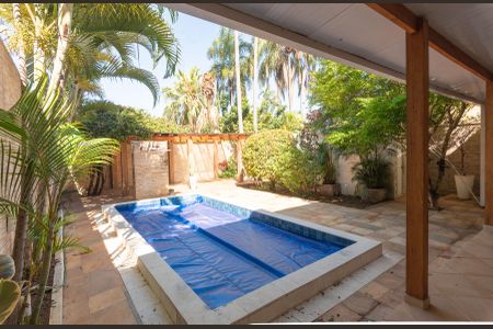 Casa de condomínio à venda com 390m², 4 quartos e 2 vagas Casa de condomínio à venda com 390m², 4 quartos e 2 vagasPiscina