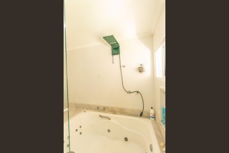 Casa de condomínio à venda com 390m², 4 quartos e 2 vagas Casa de condomínio à venda com 390m², 4 quartos e 2 vagasBanheiro da Suíte