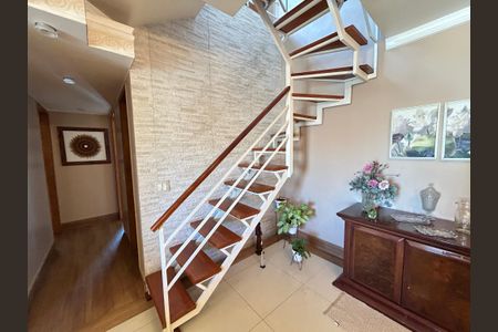 Apartamento à venda com 179m², 4 quartos e 3 vagasEscada