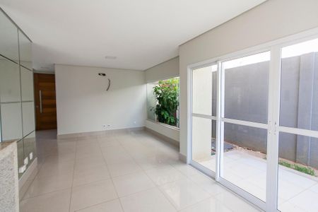 Casa de condomínio para alugar com 170m², 3 quartos e 2 vagas Casa de condomínio para alugar com 170m², 3 quartos e 2 vagasSala