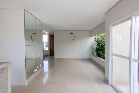 Casa de condomínio para alugar com 170m², 3 quartos e 2 vagas Casa de condomínio para alugar com 170m², 3 quartos e 2 vagasSala