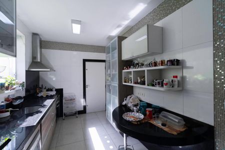 Casa à venda com 340m², 4 quartos e 4 vagasCozinha