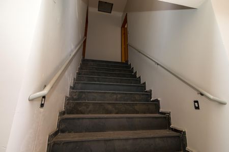 Escada de acesso de apartamento para alugar com 1 quarto, 37m² em Cidade São Mateus, São Paulo