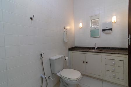 Casa à venda com 235m², 3 quartos e 3 vagasBanheiro da Suíte