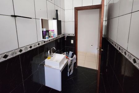 Casa para alugar com 140m², 3 quartos e 2 vagasBanheiro Social