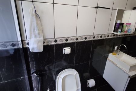 Casa para alugar com 140m², 3 quartos e 2 vagasBanheiro Social