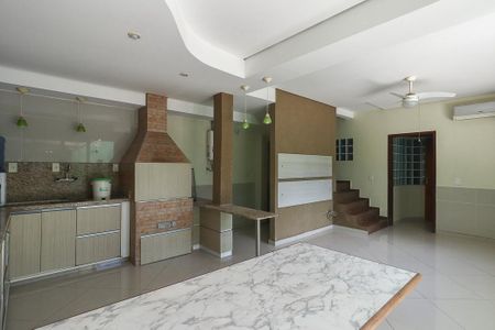 Casa à venda com 220m², 5 quartos e 5 vagasSala / Cozinha Casa Fundos