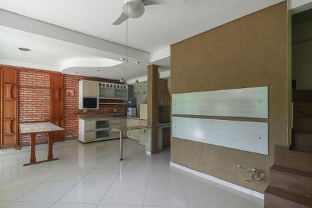 Casa à venda com 220m², 5 quartos e 5 vagasSala / Cozinha Casa Fundos