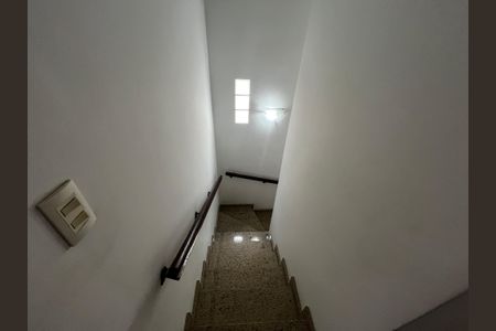 Casa à venda com 165m², 3 quartos e 2 vagas Casa à venda com 165m², 3 quartos e 2 vagasEscada