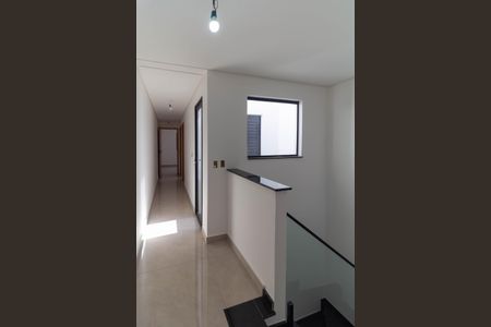 Casa à venda com 104m², 3 quartos e 2 vagas Casa à venda com 104m², 3 quartos e 2 vagasCorrredor dos Quartos