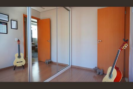 Quarto 1 de apartamento para alugar com 2 quartos, 48m² em Humaitá, Porto Alegre