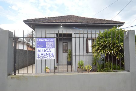 Casa para alugar com 100m², 2 quartos e 4 vagasFachada + Placa