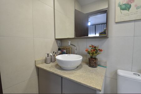 Casa para alugar com 100m², 2 quartos e 4 vagasBanheiro da Suíte