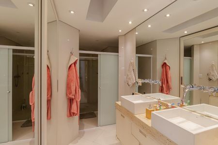 Apartamento à venda com 200m², 3 quartos e 3 vagas Apartamento à venda com 200m², 3 quartos e 3 vagasBanheiro da Suíte 2
