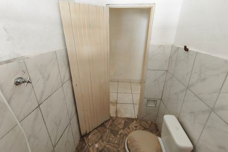 Casa à venda com 195m², 3 quartos e 3 vagas Casa à venda com 195m², 3 quartos e 3 vagasEdícula - Banheiro