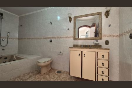 Casa para alugar com 256m², 3 quartos e 2 vagas Casa para alugar com 256m², 3 quartos e 2 vagasBanheiro da suíte