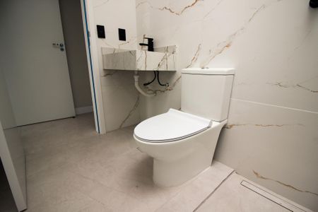 Casa de condomínio à venda com 95m², 3 quartos e 2 vagas Casa de condomínio à venda com 95m², 3 quartos e 2 vagasBanheiro da Suíte