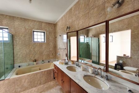 Casa à venda com 445m², 5 quartos e 5 vagasBanheiro Suíte 5