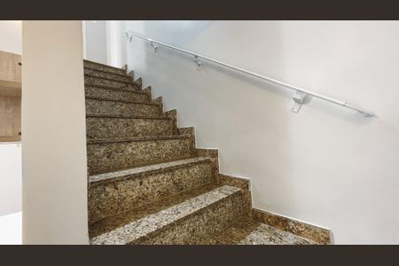 Casa à venda com 100m², 2 quartos e 2 vagasEscada