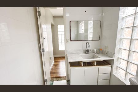Casa à venda com 100m², 2 quartos e 2 vagasBanheiro da Suíte