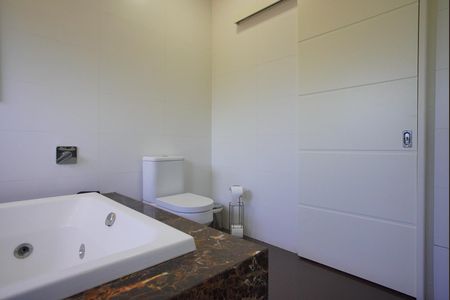 Casa de condomínio à venda com 241m², 3 quartos e 3 vagasBanheiro da Suíte 1