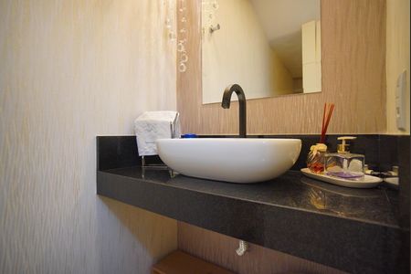 Casa de condomínio à venda com 241m², 3 quartos e 3 vagasLavabo