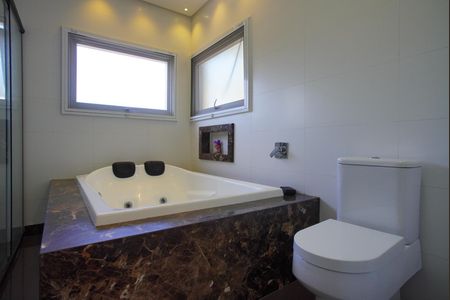 Casa de condomínio à venda com 241m², 3 quartos e 3 vagasBanheiro da Suíte 1