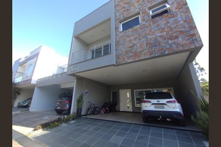 Casa de condomínio à venda com 241m², 3 quartos e 3 vagasFachada