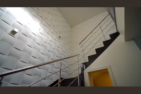 Casa de condomínio à venda com 241m², 3 quartos e 3 vagasEscada 