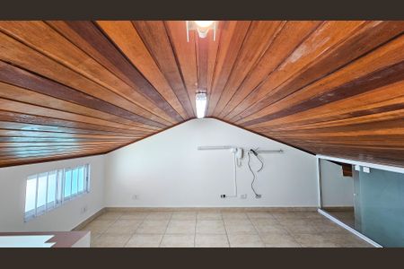 Casa à venda com 205m², 3 quartos e 2 vagas Casa à venda com 205m², 3 quartos e 2 vagasSótão