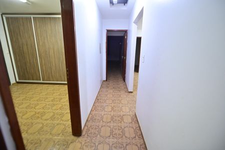 Casa para alugar com 250m², 5 quartos e 6 vagas Casa para alugar com 250m², 5 quartos e 6 vagasCorredor