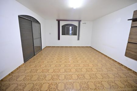 Casa para alugar com 250m², 5 quartos e 6 vagas Casa para alugar com 250m², 5 quartos e 6 vagasSuíte 1