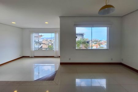 Sala de casa de condomínio para alugar com 3 quartos, 360m² em Camboinhas, Niterói