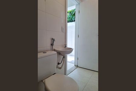 Casa de condomínio à venda com 360m², 3 quartos e 2 vagas Casa de condomínio à venda com 360m², 3 quartos e 2 vagasBanheiro de Serviço