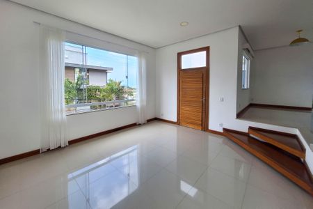 Sala de casa de condomínio para alugar com 3 quartos, 360m² em Camboinhas, Niterói