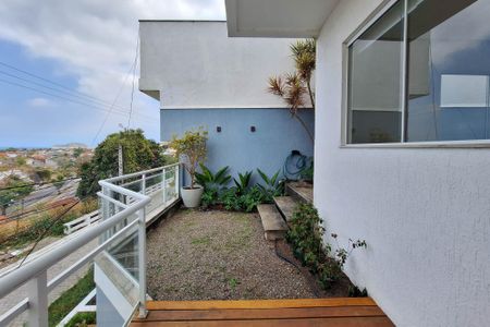 Vista da Sala de casa de condomínio para alugar com 3 quartos, 360m² em Camboinhas, Niterói