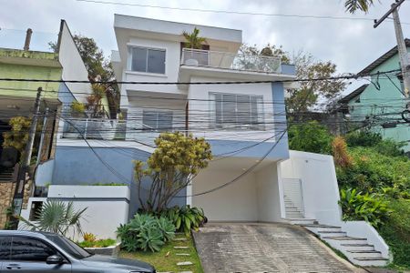Casa de condomínio à venda com 360m², 3 quartos e 2 vagas Casa de condomínio à venda com 360m², 3 quartos e 2 vagasFachada