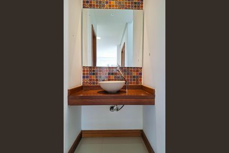 Casa de condomínio à venda com 360m², 3 quartos e 2 vagas Casa de condomínio à venda com 360m², 3 quartos e 2 vagasLavabo