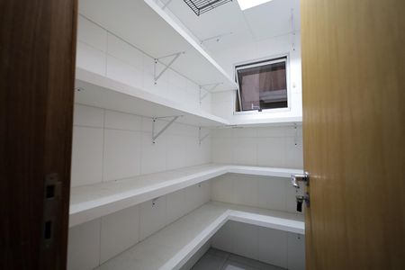 Casa para alugar com 454m², 5 quartos e 6 vagasDespensa